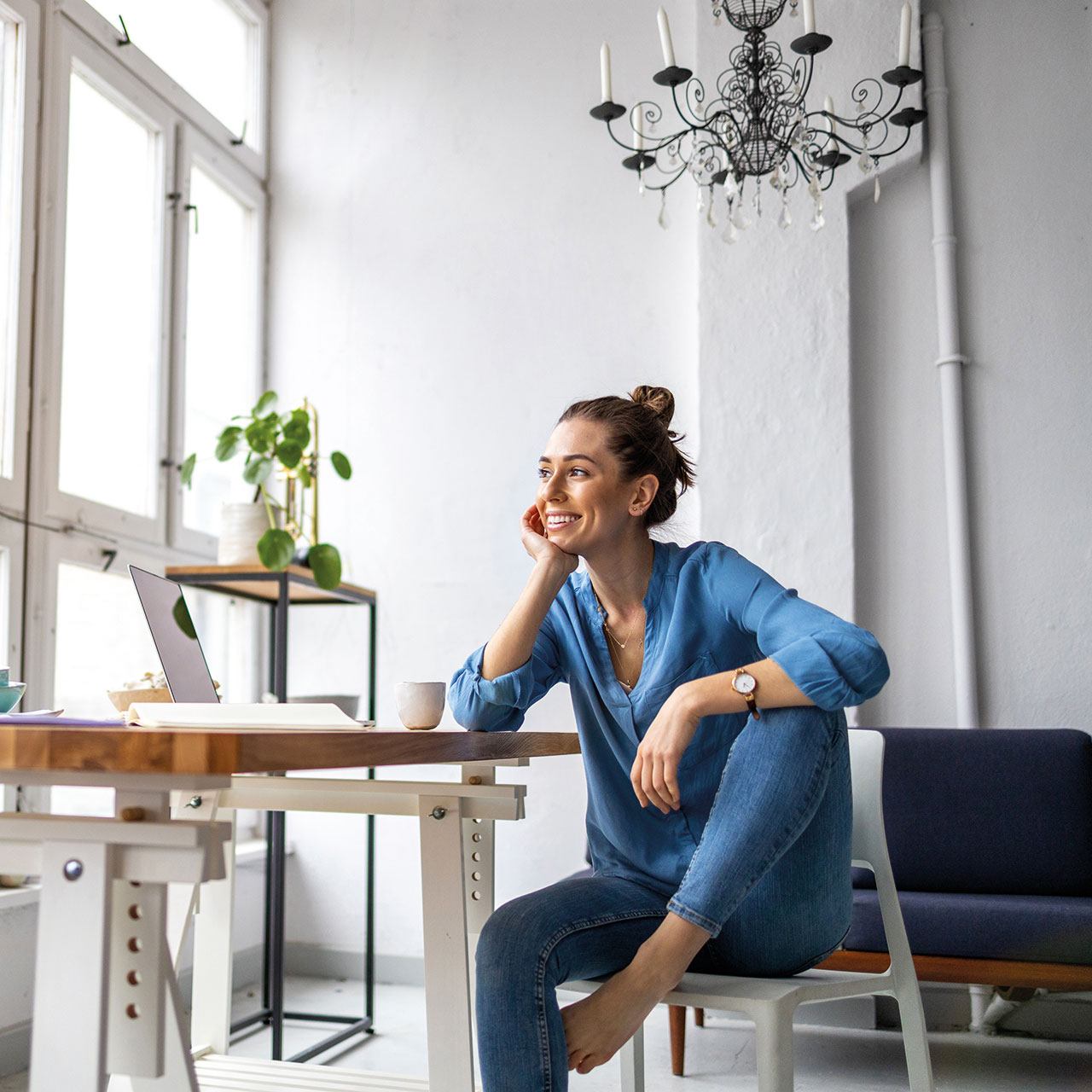 Frau sitzend auf Stuhl