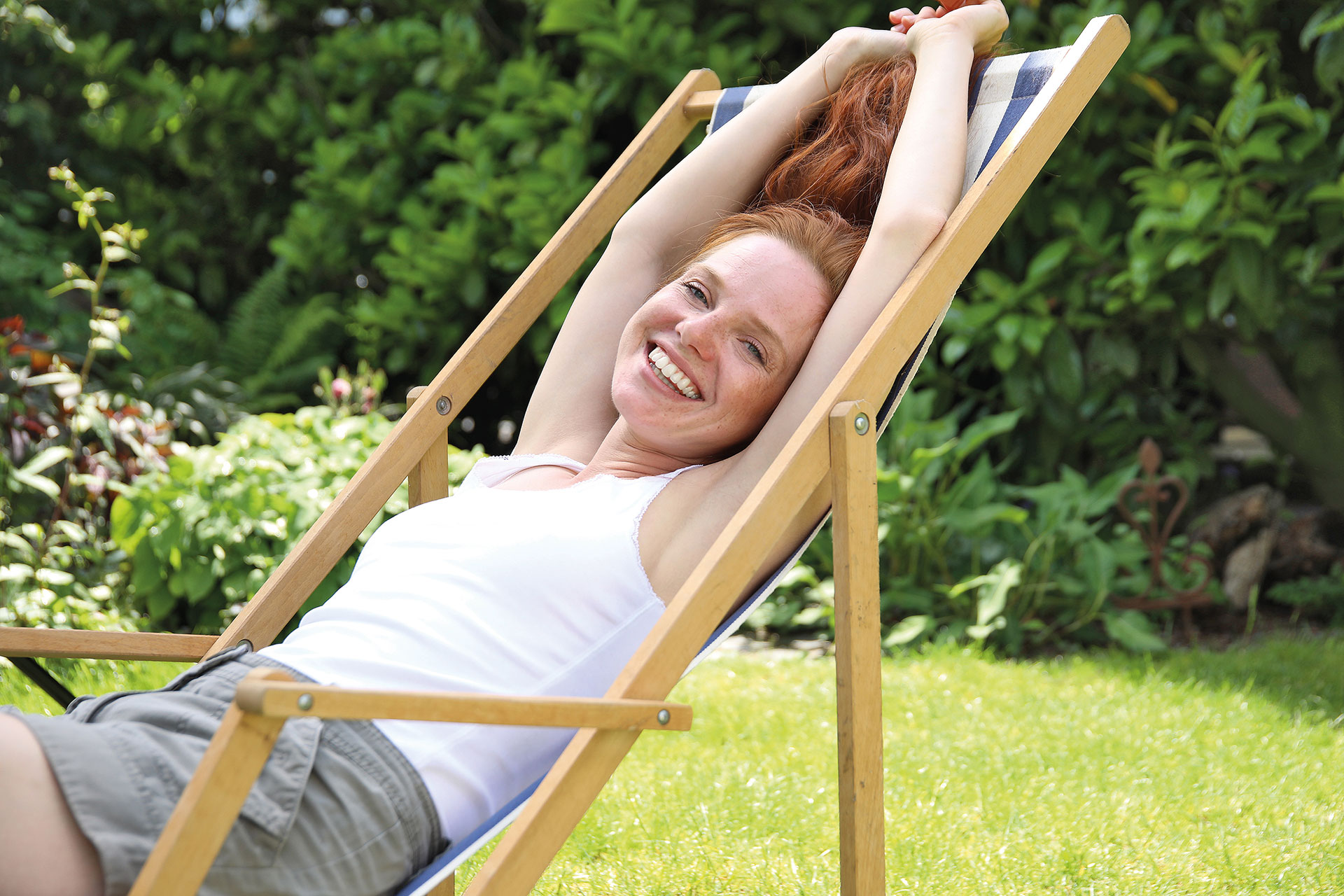 Frau im Liegestuhl